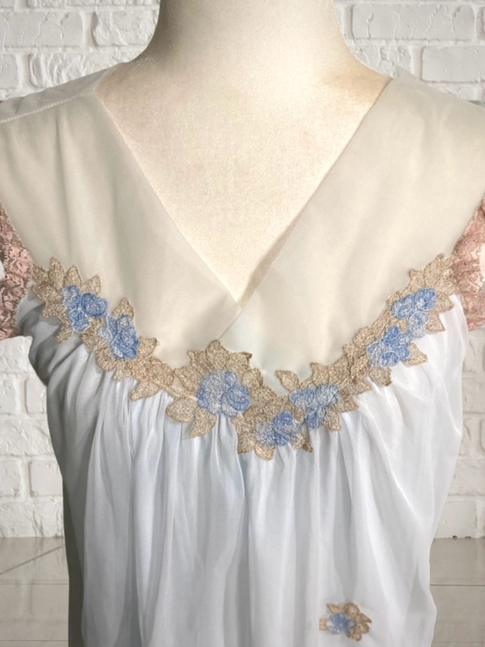 Vintage 1960s Aristocraft USA Made Sheer Nylon Embroidered Nightgown M - Picture 4 of 9